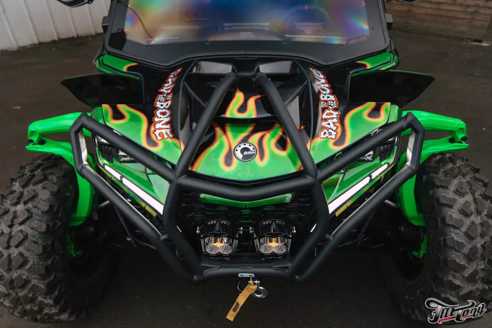Оклеили багги BRP CAN-AM Maverick R X RS в яркую винилографию!